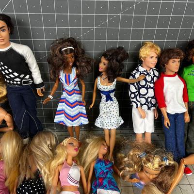BARBIE DOLL & Friends, Giant Bag of Clothes and Accessories 