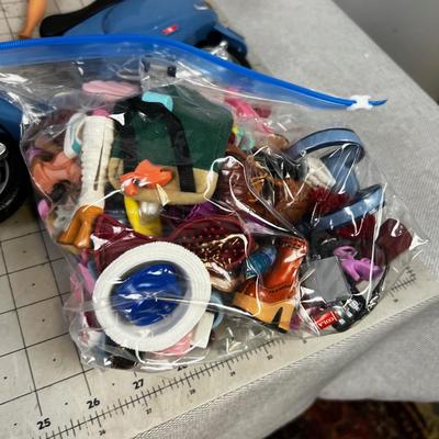 BARBIE DOLL & Friends, Giant Bag of Clothes and Accessories 