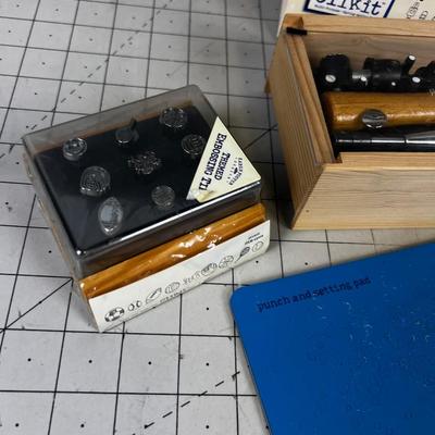 Karen Foster Click IT Embossing set. Set Eyelets with a single click.