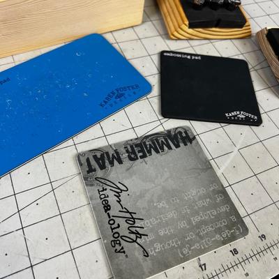 Karen Foster Click IT Embossing set. Set Eyelets with a single click.