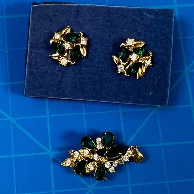 Pedant and Earrings of Emerald Stone in Tear Shapes
