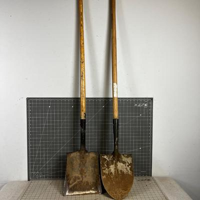 2 Shovels Round Nose and Flat Nose.