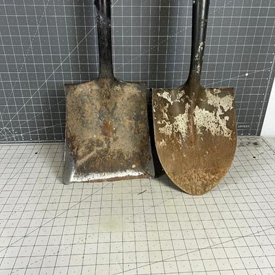 2 Shovels Round Nose and Flat Nose.