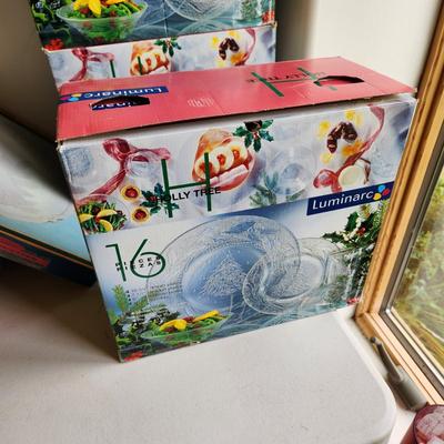 Table Lot of Christmas Holiday Chargers Serving Plates Platters Holly Tree Place settings