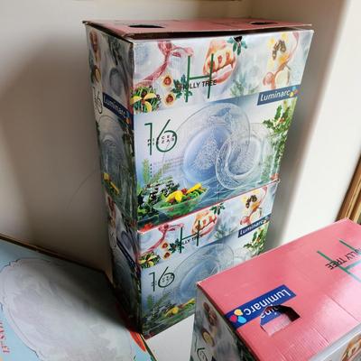 Table Lot of Christmas Holiday Chargers Serving Plates Platters Holly Tree Place settings