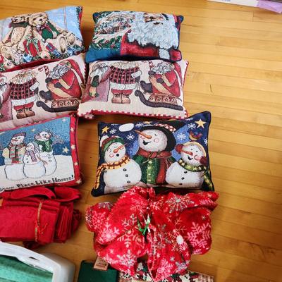 lot of Christmas Pillows, Linens