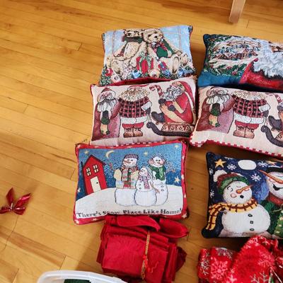 lot of Christmas Pillows, Linens