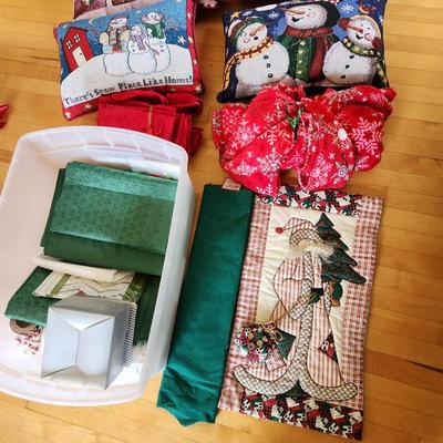 lot of Christmas Pillows, Linens