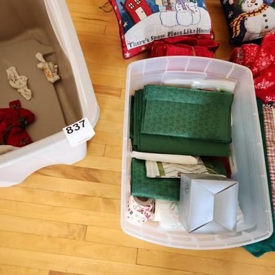 lot of Christmas Pillows, Linens