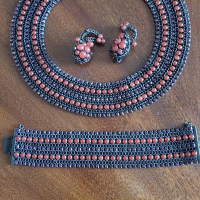 Hobe` Collar, bracelet, and clip earring set