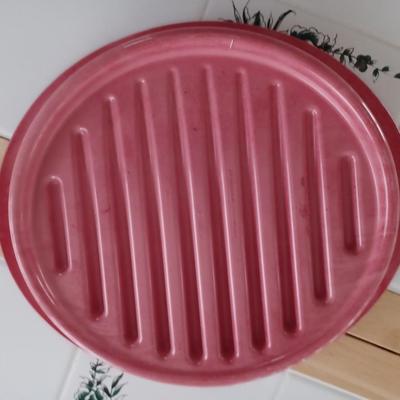 Red round microwave bacon cooker