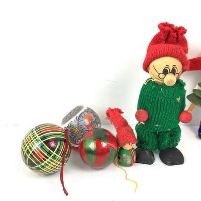 Lot 387. Vintage Santa & Christmas Balls