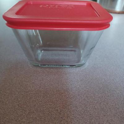 2 Pyrex dishes with Red lids