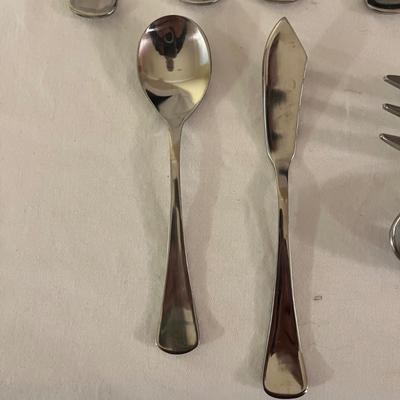 Hampton Silversmiths Flatware Set (DR-MG)