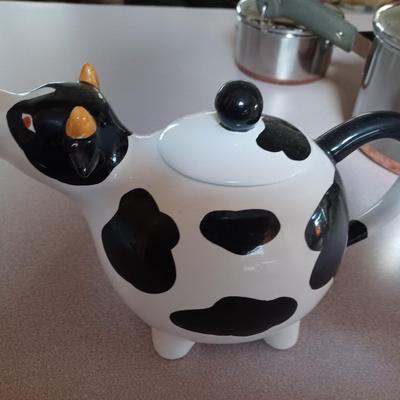 Novelty cow teapot mooing