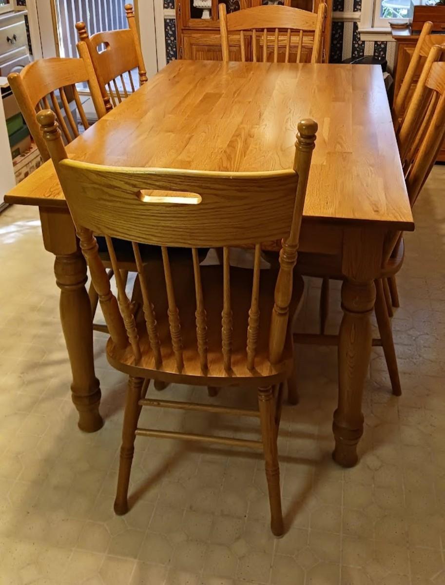 Pennsylvania Dutch oak dining table with 6 chairs