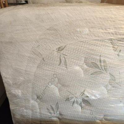 Queen size panda bed