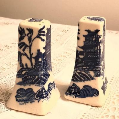 Blue Willow Salt and Pepper shaker set