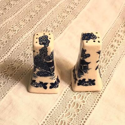 Blue Willow Salt and Pepper shaker set