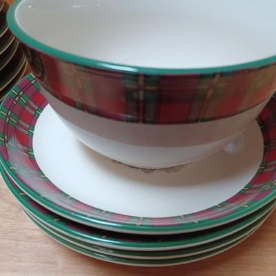 23 pc Santa dish set ( 8 mugs and dinner plates, 4 side plates and 3 bowls)