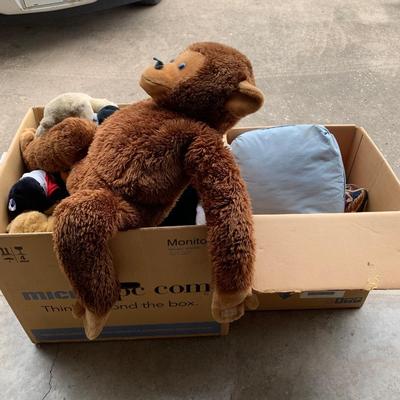 Stuffed animals & pillows