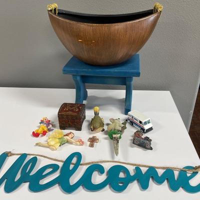 Welcome sign, magnets and small display stand