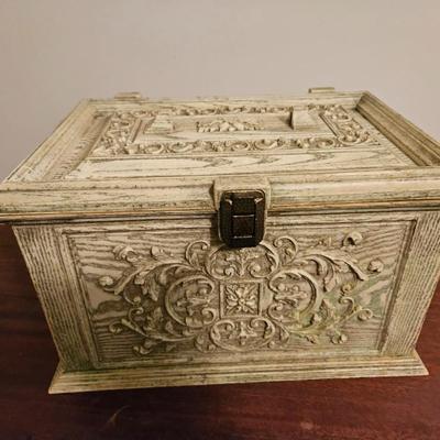 VINTAGE SEWING BOX