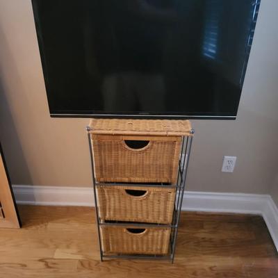 Hitachi 32 inch TV with 3 Drawer Rolling Wicker File Tower
