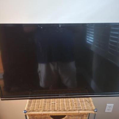 Hitachi 32 inch TV with 3 Drawer Rolling Wicker File Tower