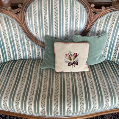 LR-1113 Antique Victorian Loveseat and Footstool