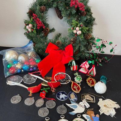 12- Wreath & ornaments