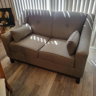 Loveseat & Matching Pillows from Best Home Furnishings (DR-DW)