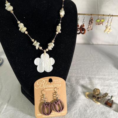 Mother of Pearl Necklace Necklace & More (K-RG)