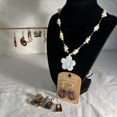 Mother of Pearl Necklace Necklace & More (K-RG)