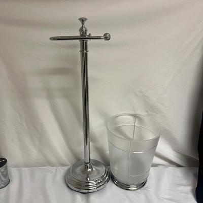 Large Assortment of Bathroom Accessories (US-MG)