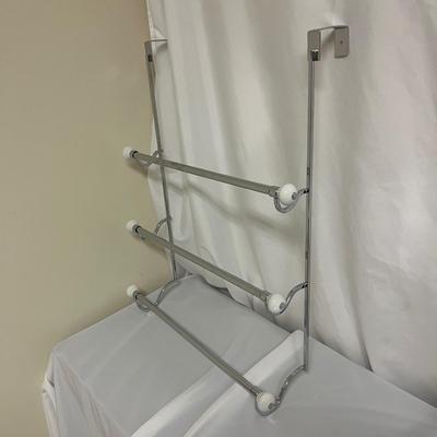 Large Assortment of Bathroom Accessories (US-MG)