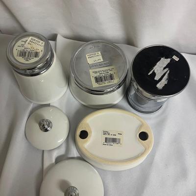 Large Assortment of Bathroom Accessories (US-MG)