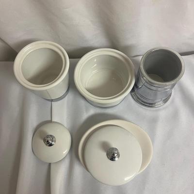 Large Assortment of Bathroom Accessories (US-MG)
