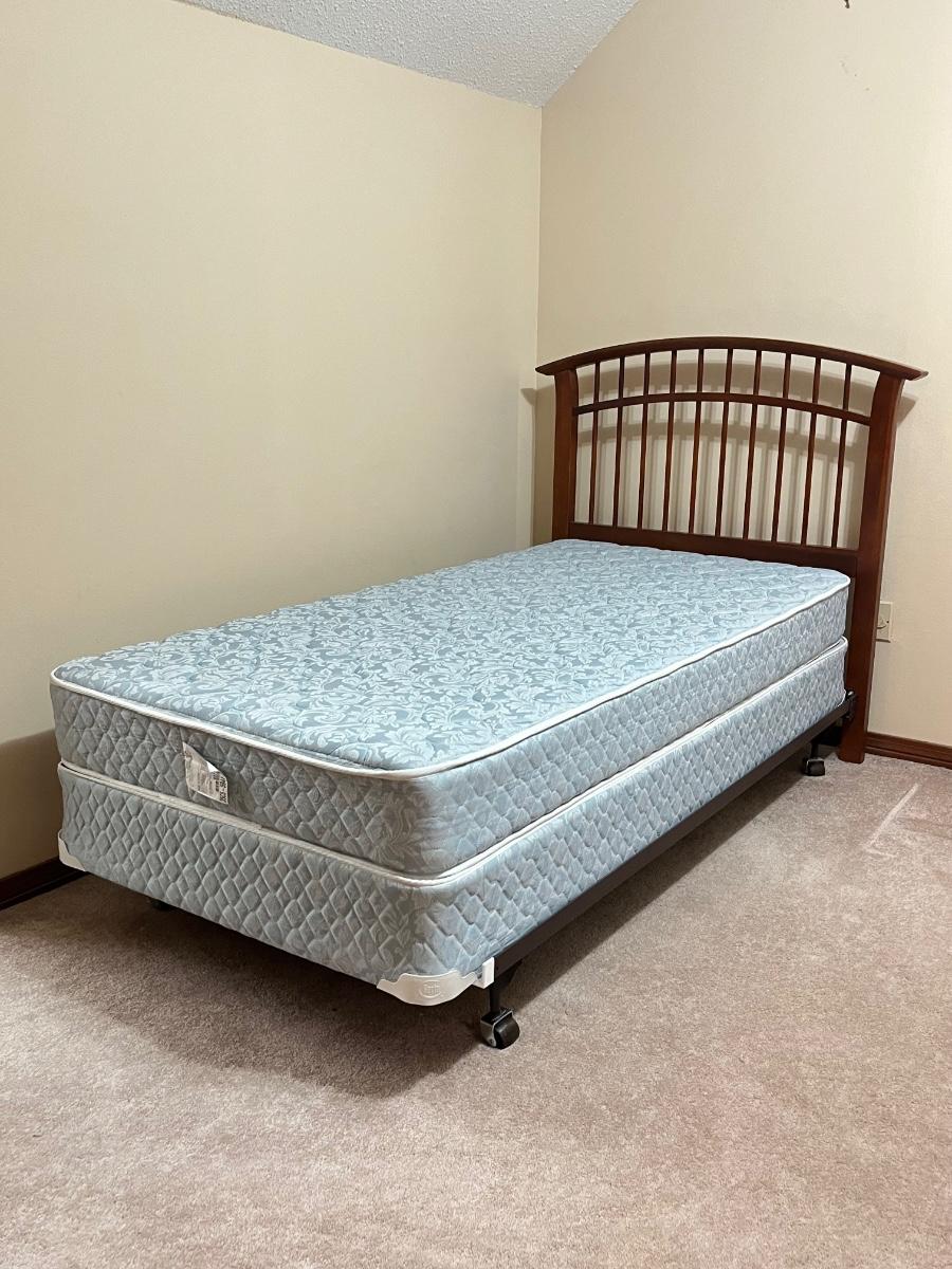 Solid Wood Twin Size Headboard SERTA Classic Choice Mattress