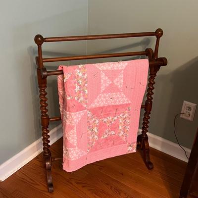 Wooden Quilt Rack & Handmade Quilt (PS-RG)