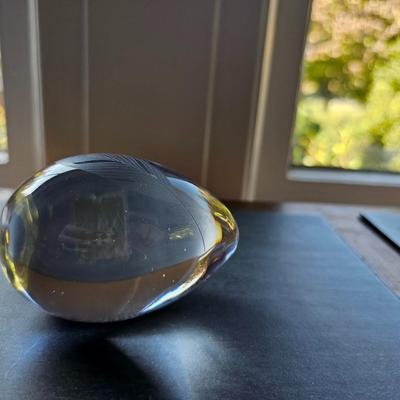 Glass egg with etched feather, signed Kosta V Lindstrand