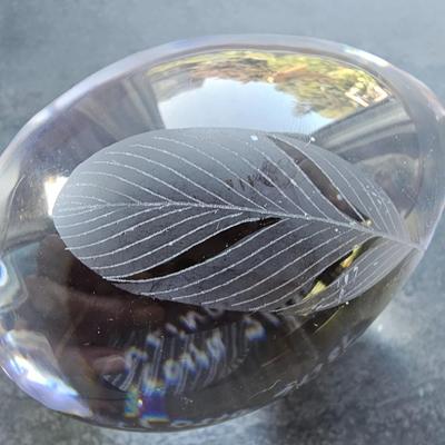 Glass egg with etched feather, signed Kosta V Lindstrand