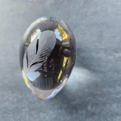 Glass egg with etched feather, signed Kosta V Lindstrand