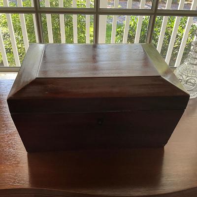 DR-1135 Antique Mahogany Wooden Tea Box