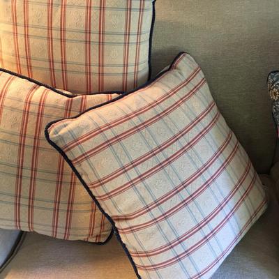 Set of throw pillows