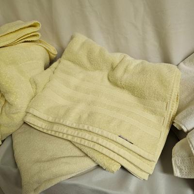 Assorted Linens & Towels: Ralph Lauren, Avanti, & More (UC-JS)