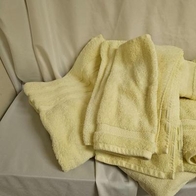 Assorted Linens & Towels: Ralph Lauren, Avanti, & More (UC-JS)