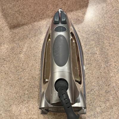 Shark Iron & Ironing Board Plus Door Hanger for Iron & Board (L-MG)