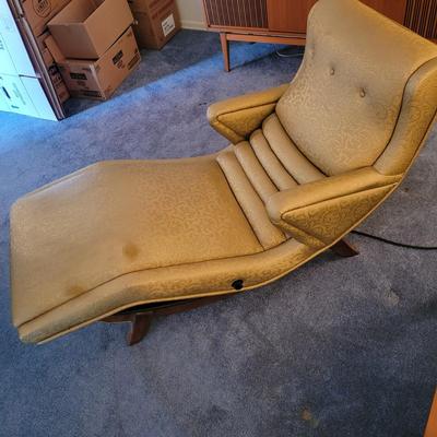 Vintage 'Danish Modern Contour' Chair (D-DW)