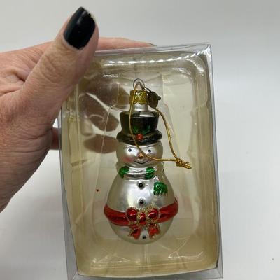 Kurt S. Adler Medallion Collection Santa's World Holiday Christmas Snowman with Red Bow Tree Ornament